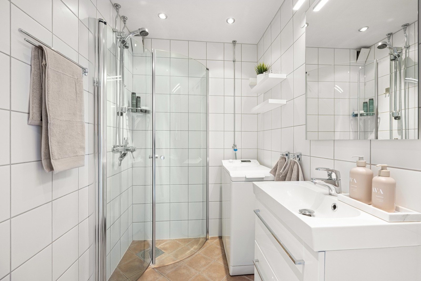 Pent, flislagt baderom med gulvvarme. Galleribilde