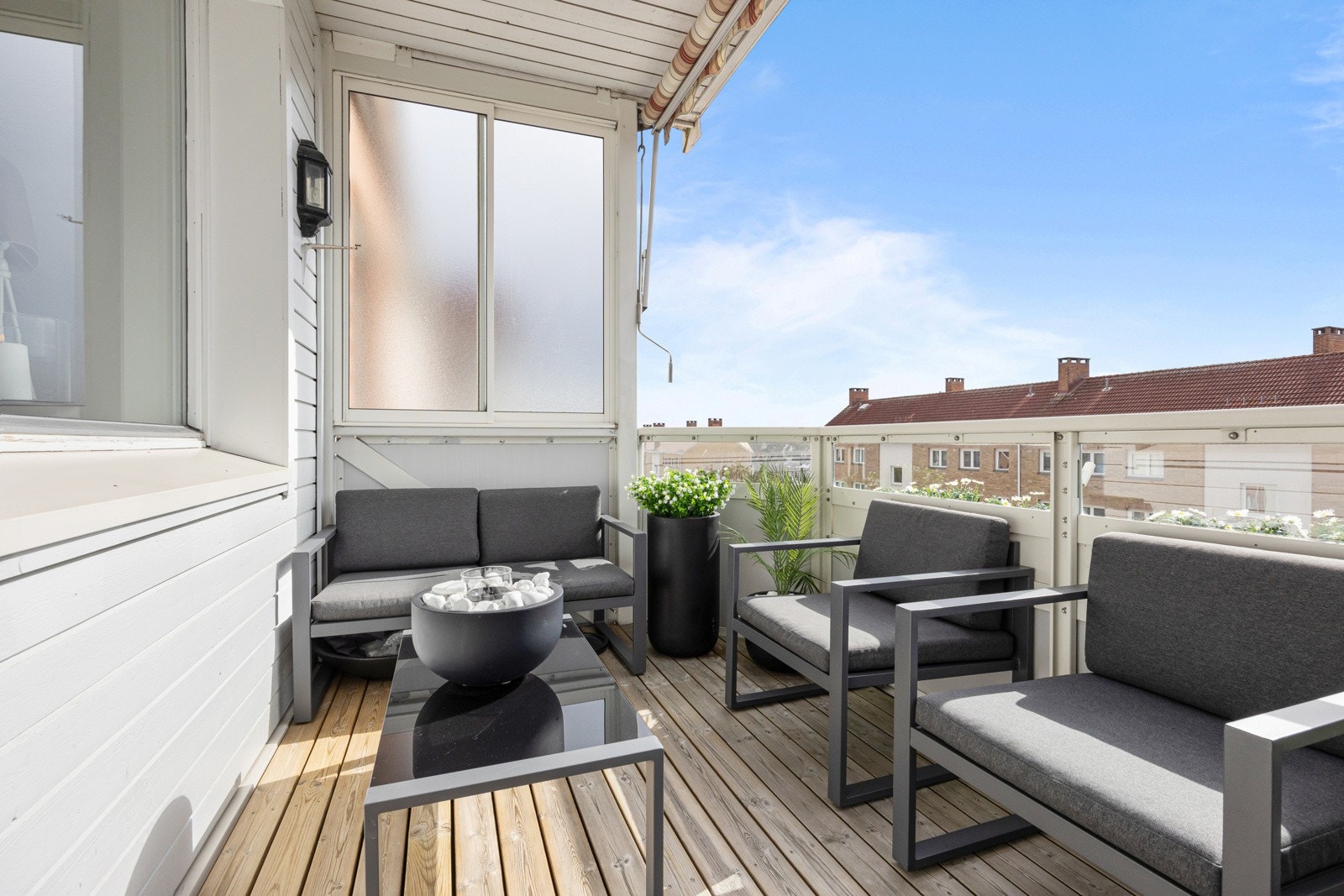 Her er det god plass til flere sittegrupper, grill, beplantning m.m. Galleribilde