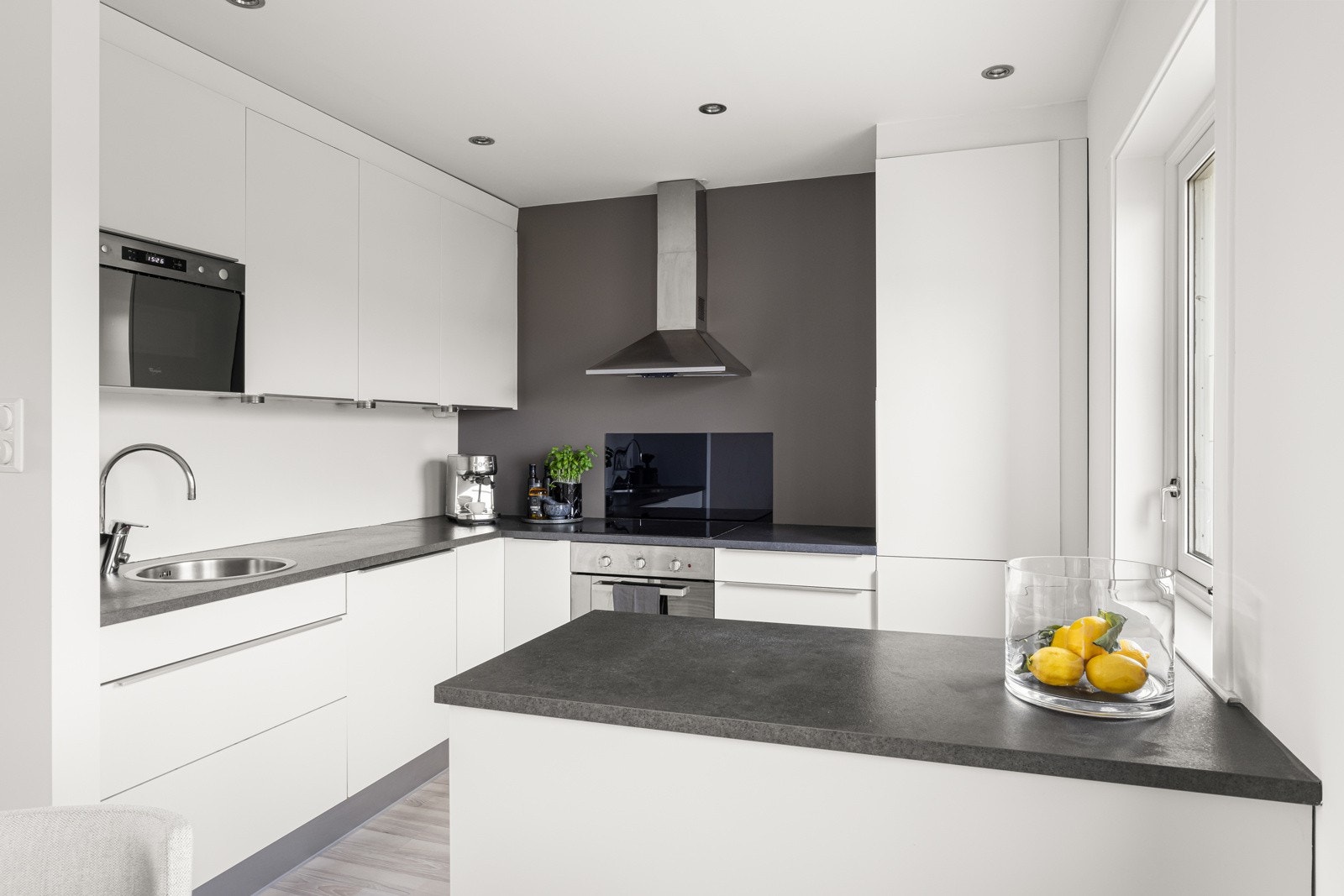 Praktisk innredning med gode løsninger og godt med skap- og benkeplass. Galleribilde