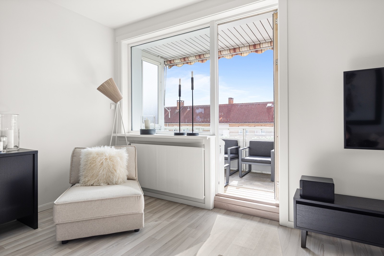 Store vindusflater slipper inn rikelig med naturlig lys. Galleribilde