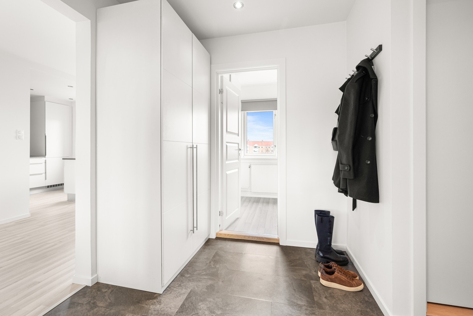 Her er det god plass til å sette fra seg sko og henge fra seg yttertøy i to store garderobeskap. Galleribilde