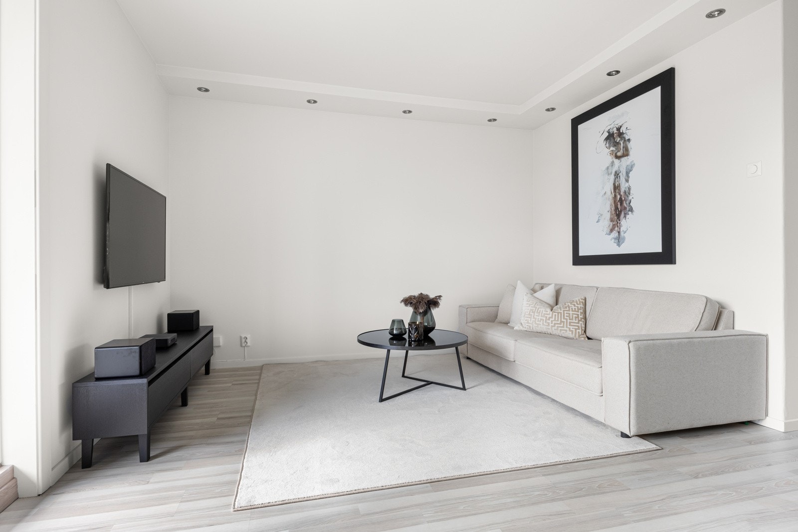 Stuen har god plass til sofagruppe og tv med tilhørende møblement. Galleribilde