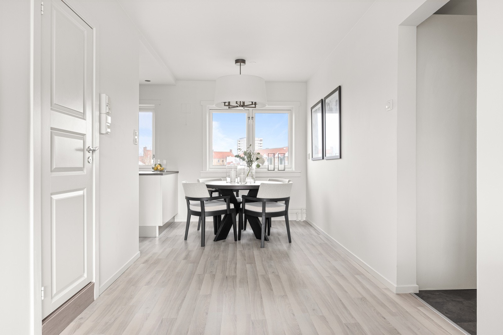 Mellom kjøkken og stue er det god plass til et spisebord. Galleribilde