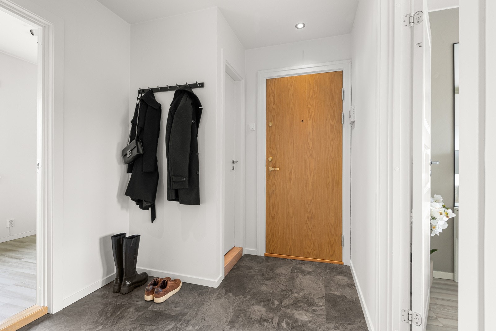 Hyggelig og innbydende entré/gang som gir et godt førsteinntrykk av leiligheten. Galleribilde