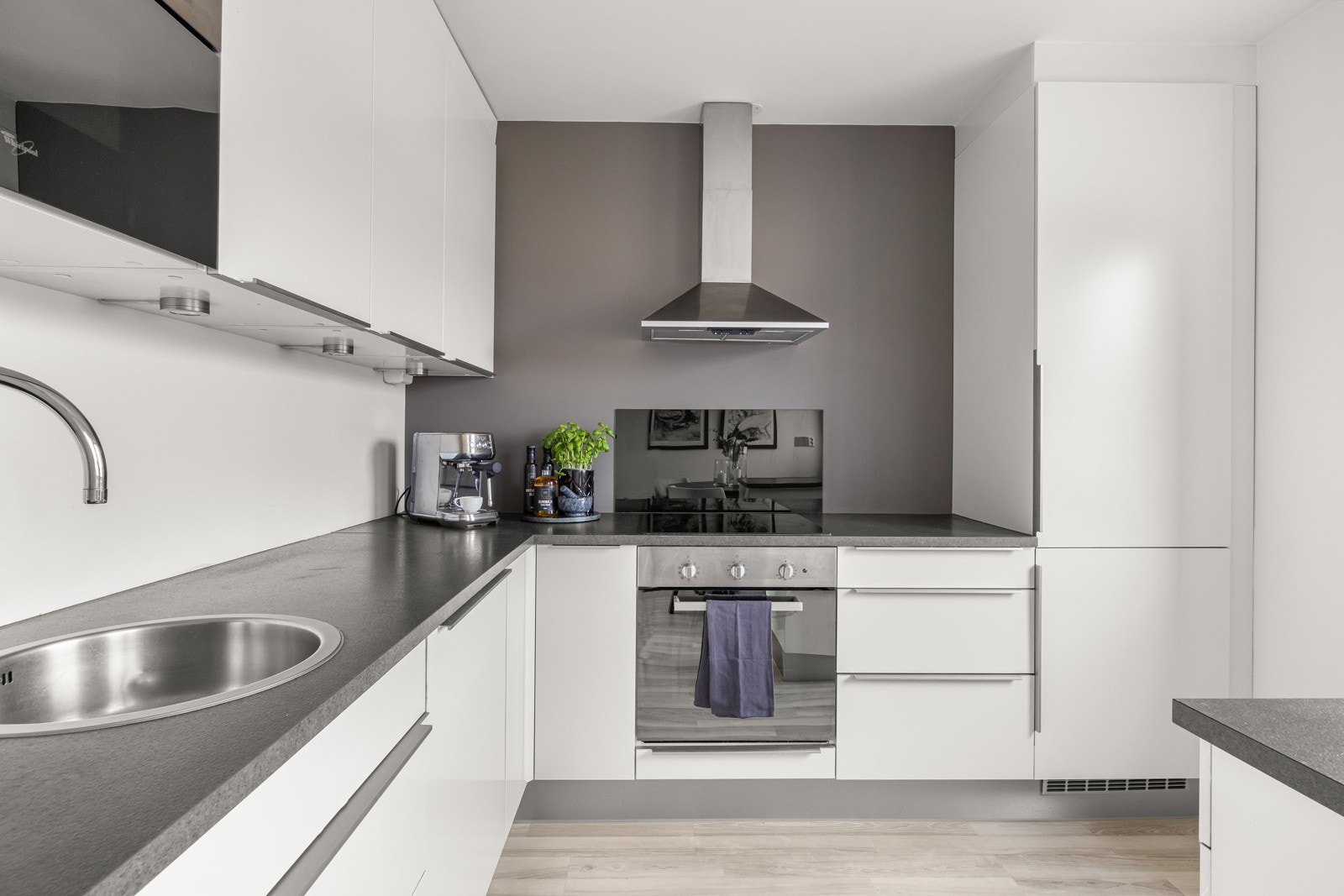 Leiligheten har en delikat HTH kjøkkeninnredning fra 2014. Galleribilde