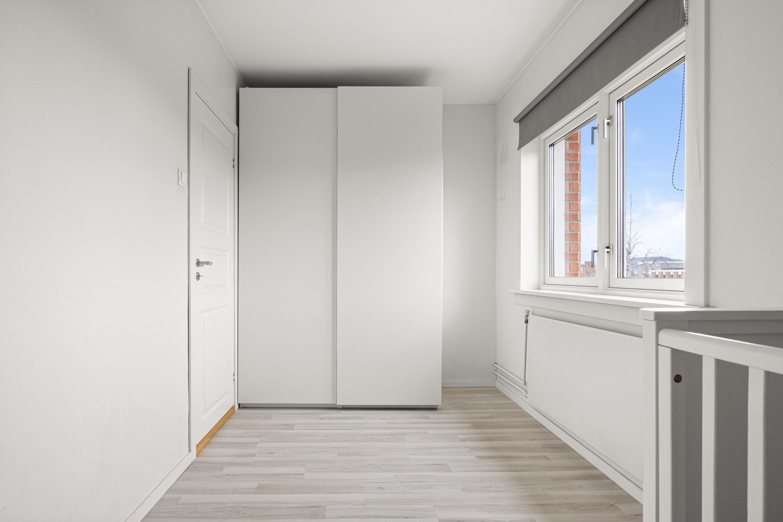 Rommet er innredet med et hvit garderobeskap. Galleribilde