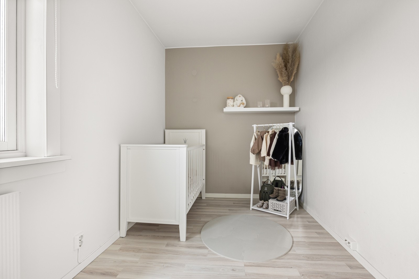 Plass til seng, skrivepult, oppbevaringsmøblement eller lignende. Galleribilde