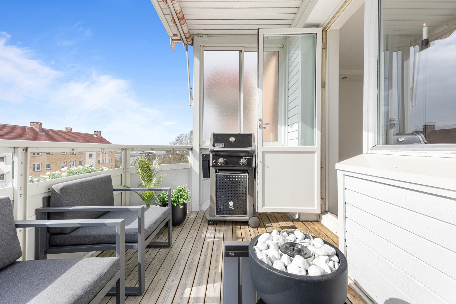 På sommeren er det sol fra ca. kl. 13 og utover kvelden, ifølge opplysninger gitt av selger. Galleribilde