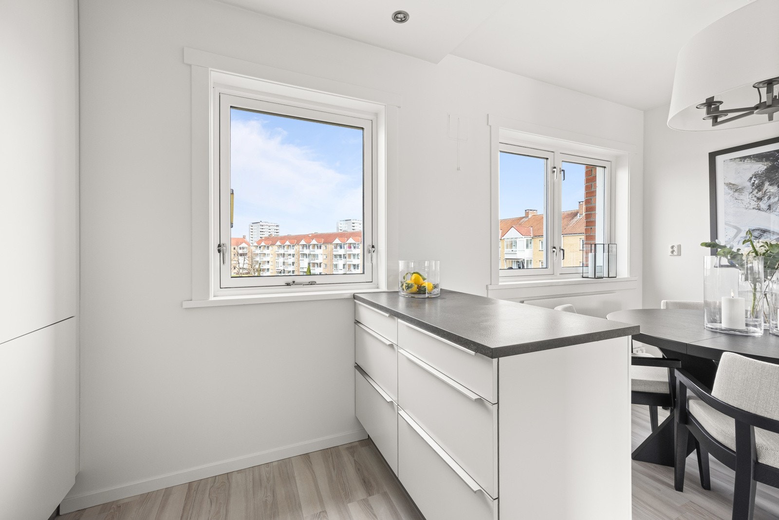 Kjøkkenøyen gir ekstra arbeidsflate og skapplass. Galleribilde