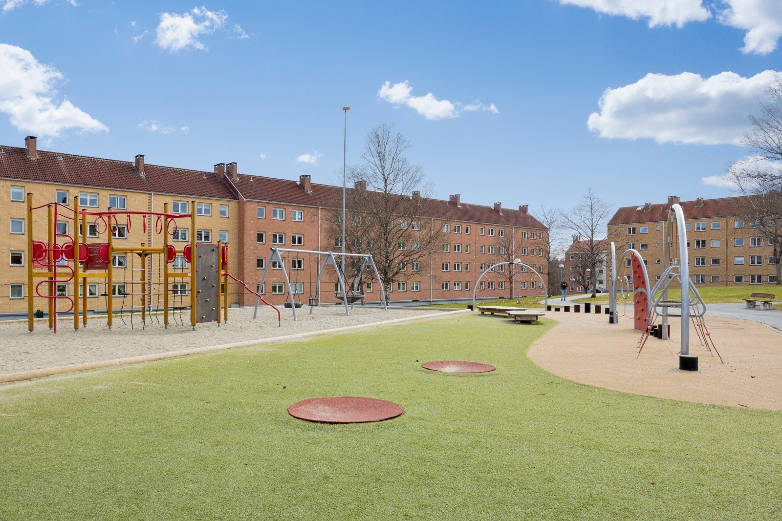 Grøntområde med lekeplass rett utenfor leiligheten. Galleribilde