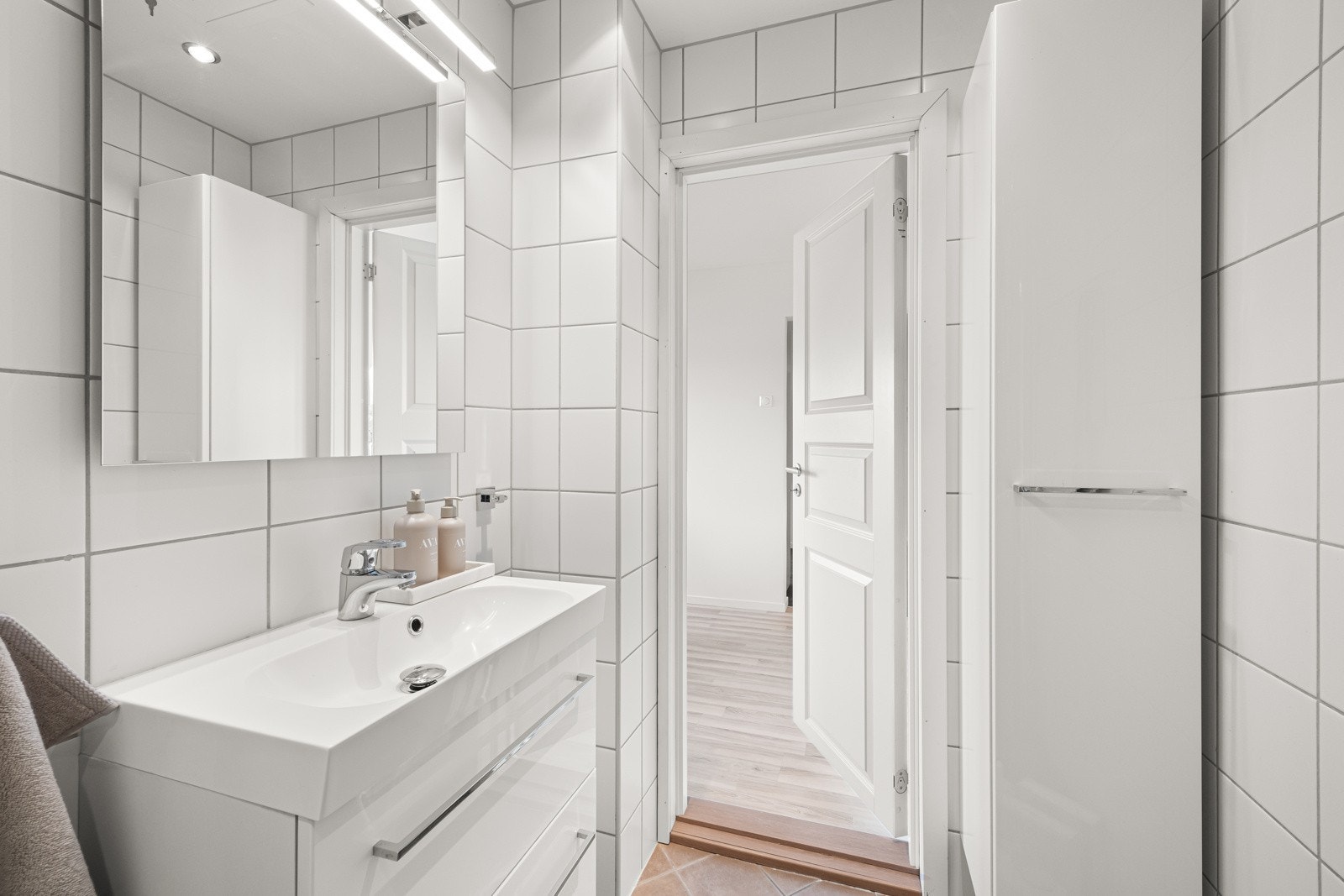 Badet har videre opplegg for vaskemaskin og vegghengt høyskap. Galleribilde