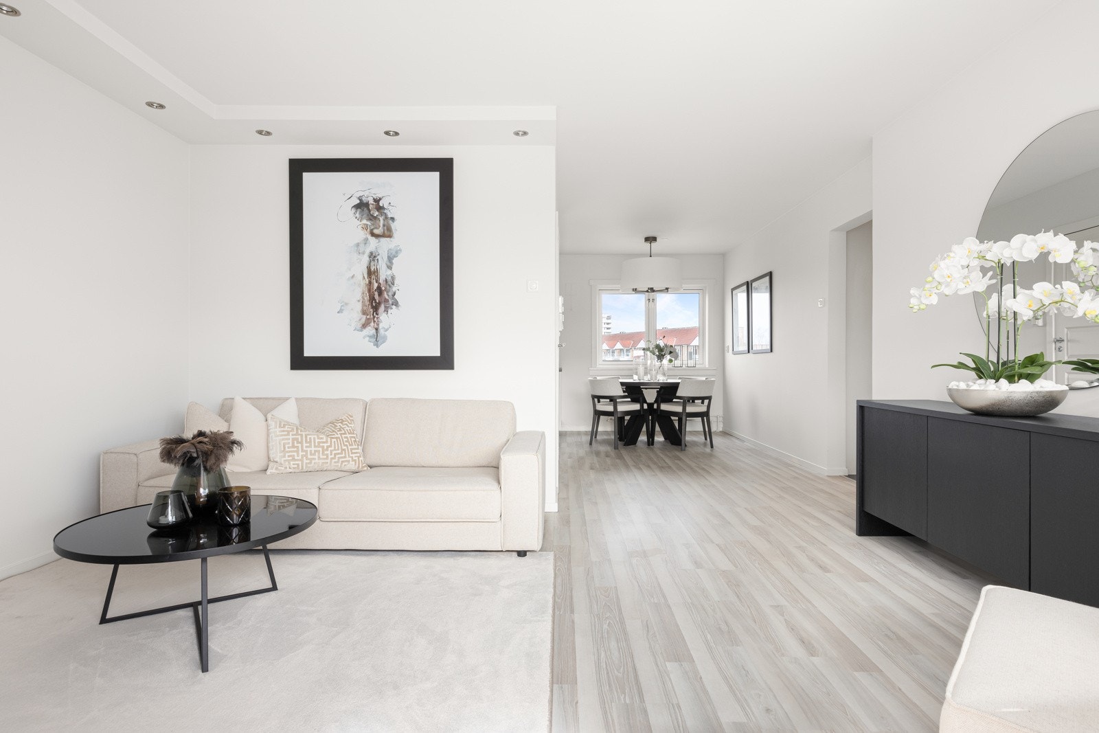 Den gjennomgående planløsningen skaper en luftig og hyggelig atmosfære. Galleribilde