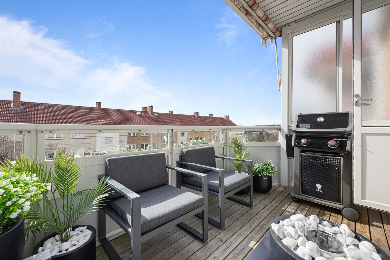 Balkongen fungerer som en naturlig forlengelse av stuen, og er i tillegg utstyrt med markise. Galleribilde