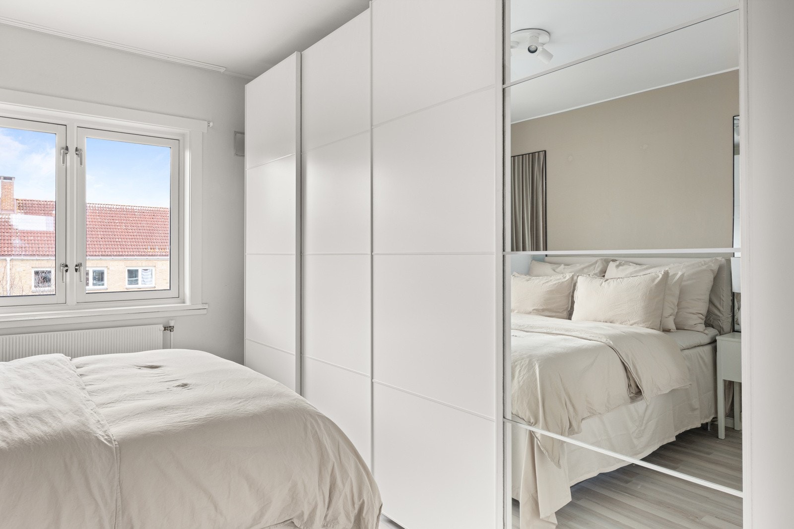 Rommet er innredet med et stort, praktisk garderobeskap med speil som gir godt med oppbevaringsplass. Galleribilde