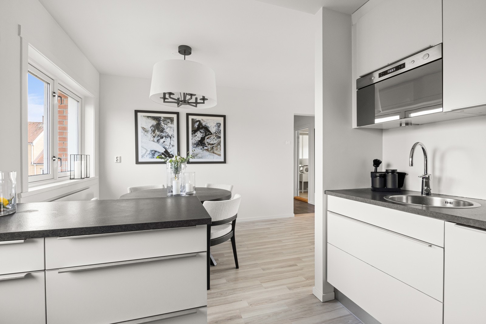 Kjøkkenet er utstyrt integrerte hvitevarer som komfyr, oppvaskmaskin og kjøl/frys. Galleribilde