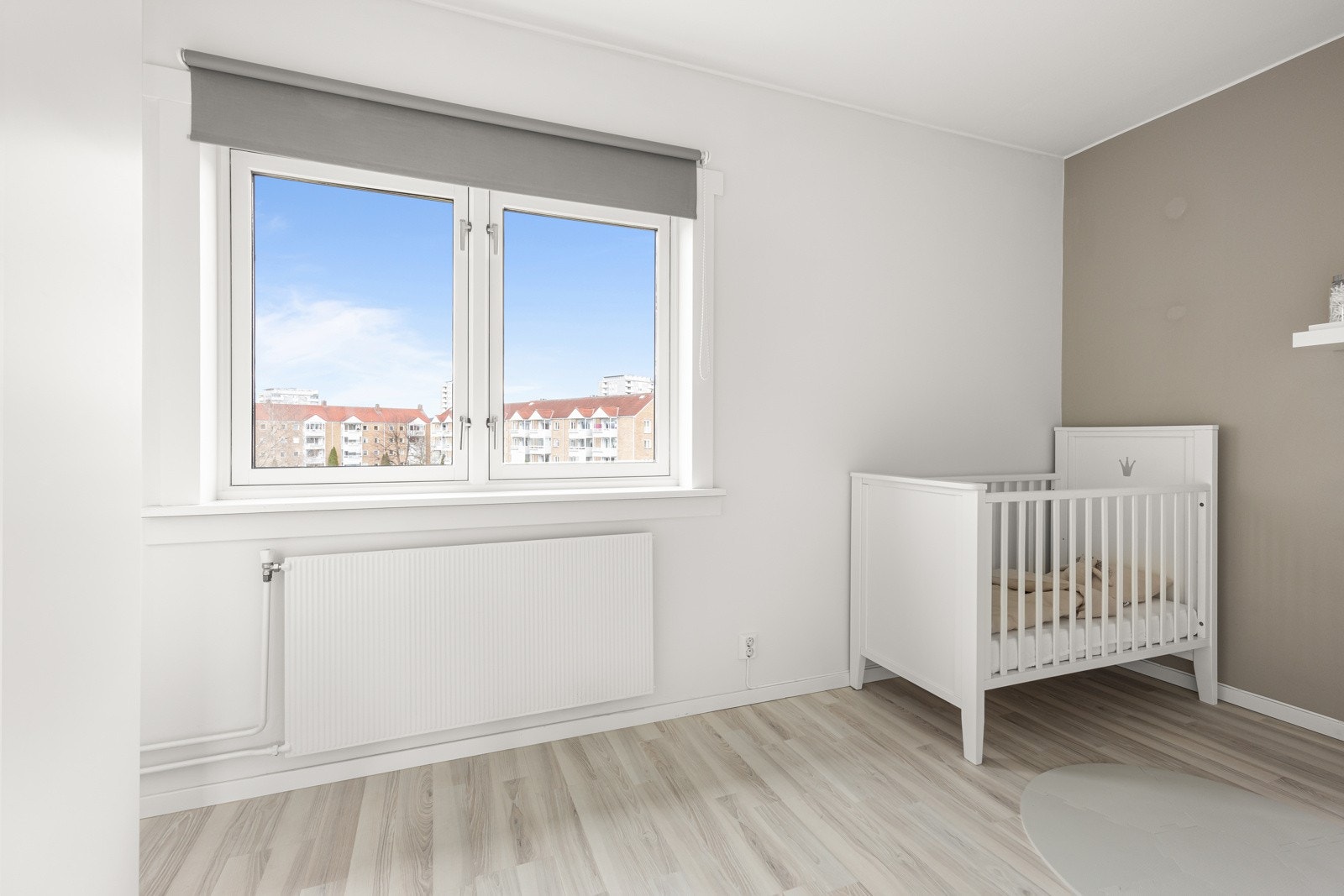 Soverom 2 egner seg ypperlig som for eksempel barnerom, gjesteværelse eller kontor - alt etter ønske og behov! Galleribilde