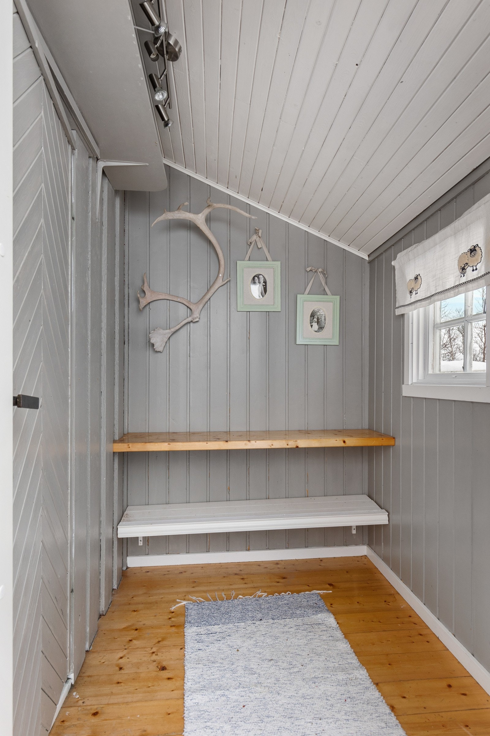 Lys og innbydende entré hvor du enkelt kan henge fra deg yttertøyet Galleribilde