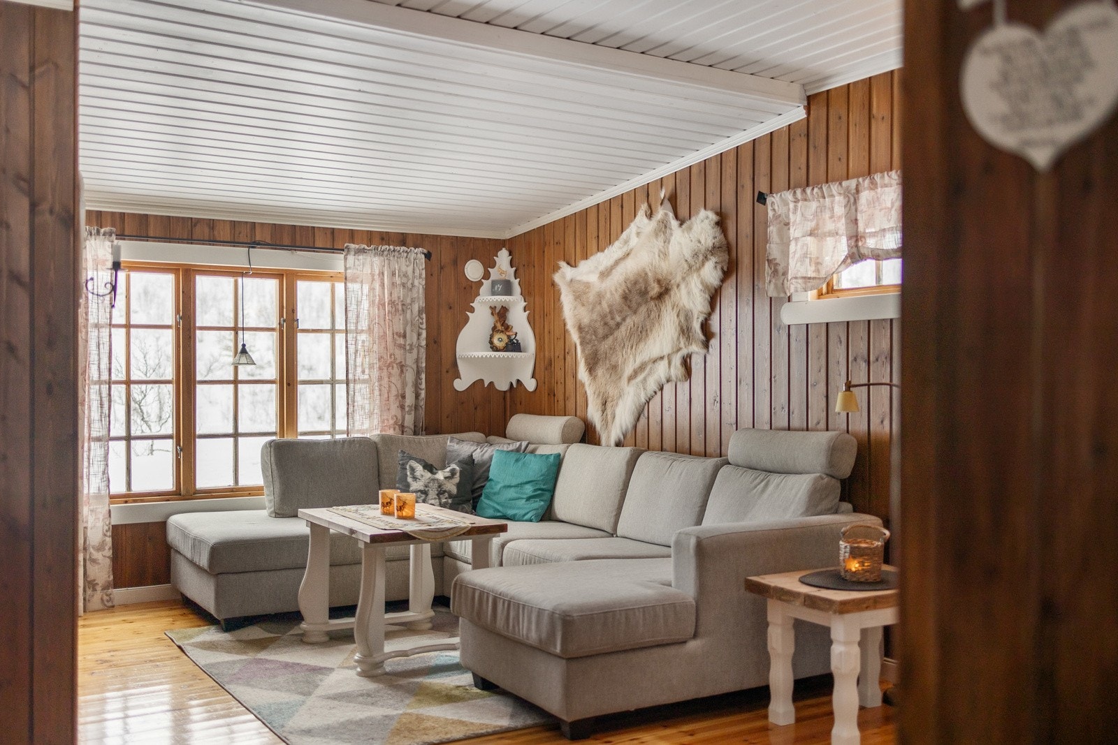 En romslig og flott stue som får mye naturlig lys inn fra store vindusflater Galleribilde