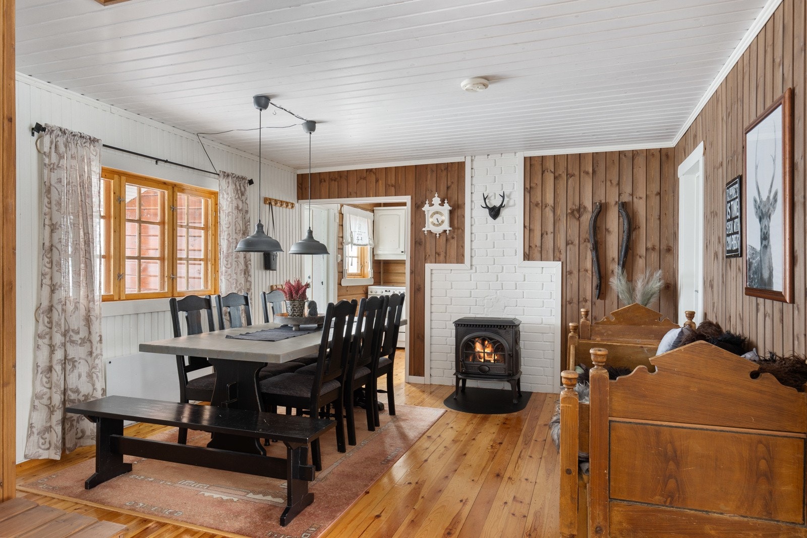 Videre har du god plass til stort spisebord med tilhørende møblement Galleribilde