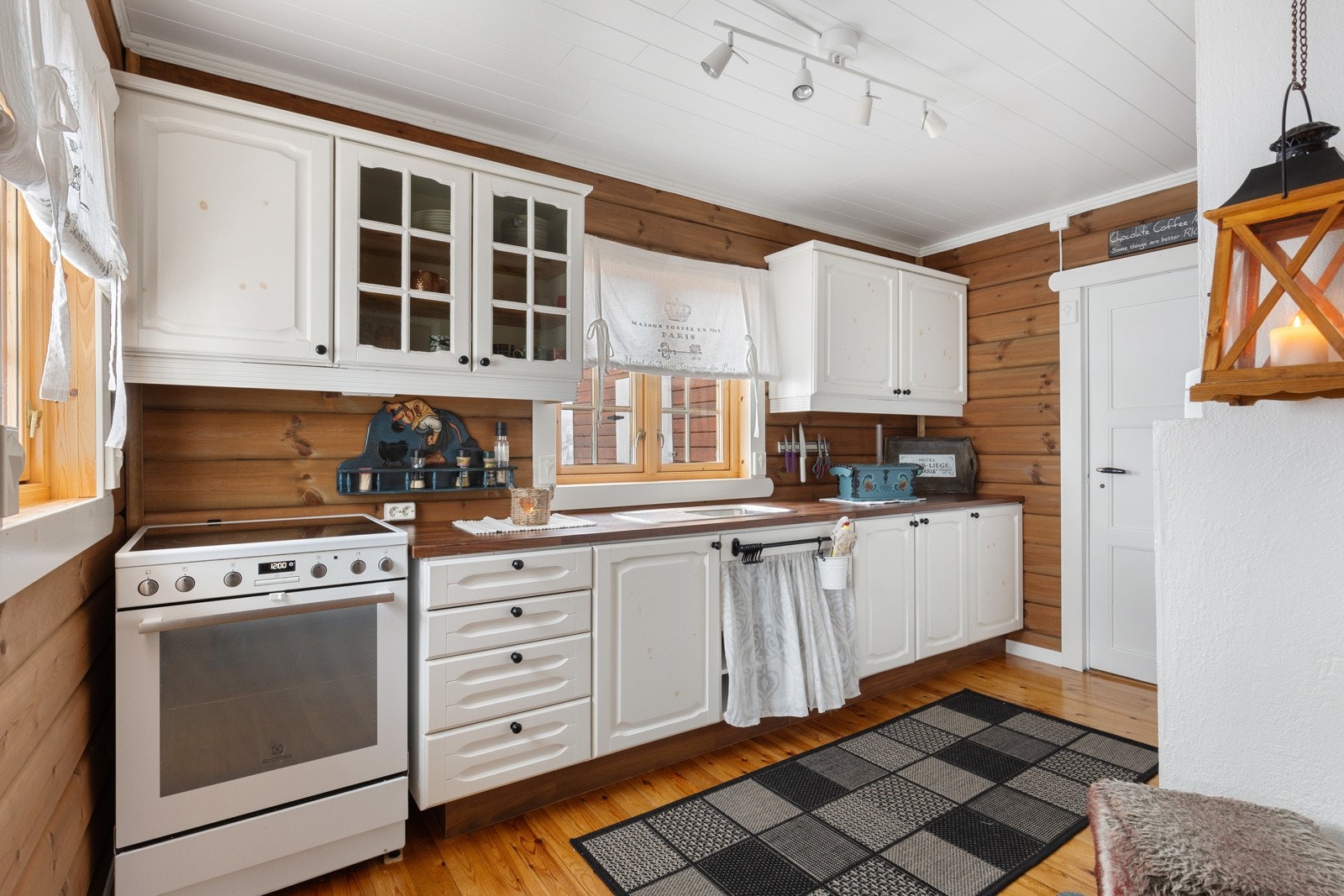 Kjøkkenet har godt med skap- og benkeplass Galleribilde