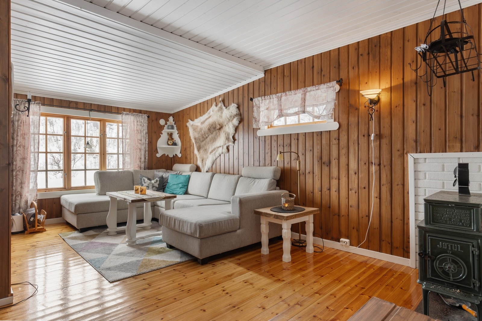 Rommer plass til sofagruppe med tilhørende møblement Galleribilde