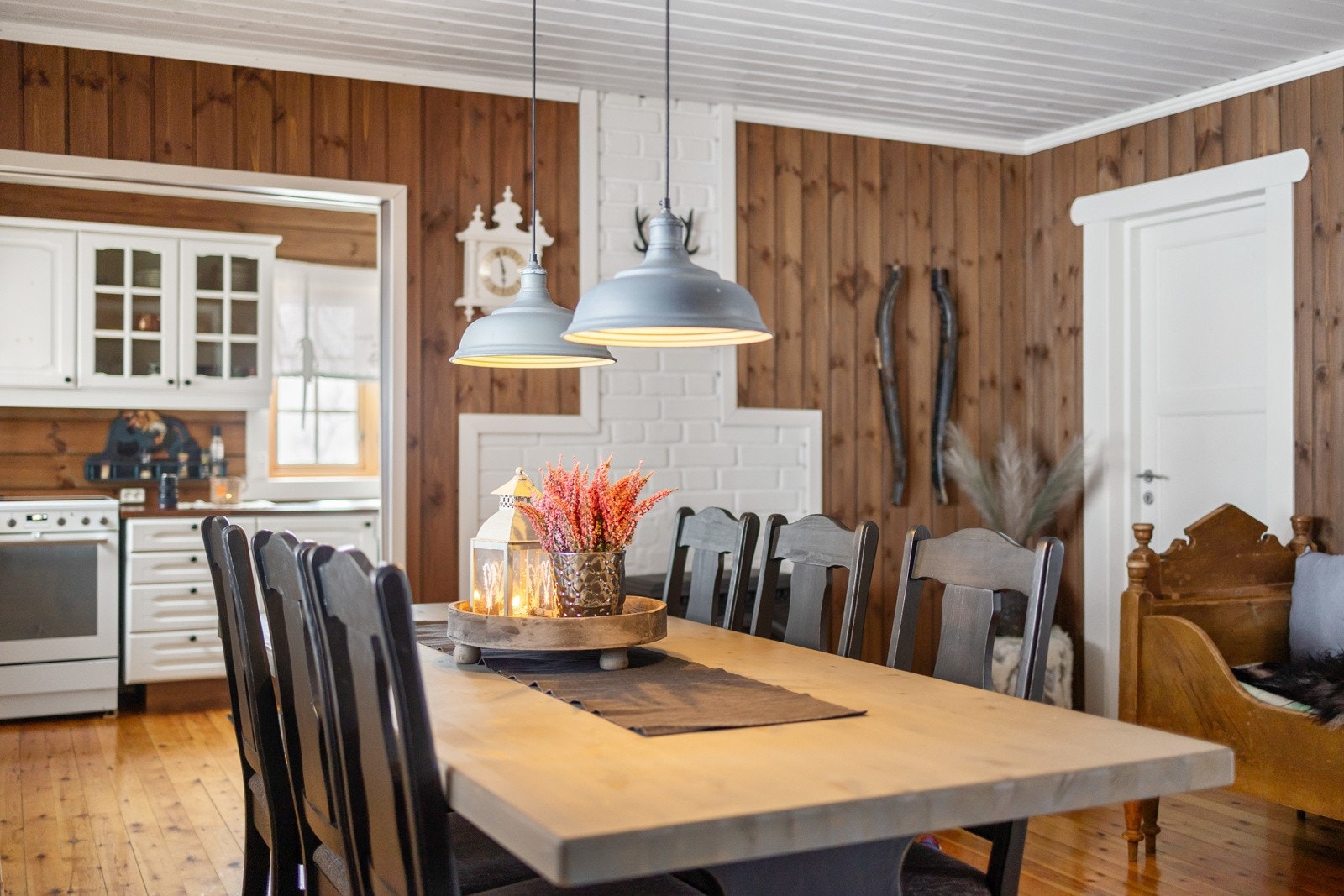 Spisestuen er i delvis tilknytning til kjøkkenet så praten kan flyte videre med kokken mens det lages mat Galleribilde