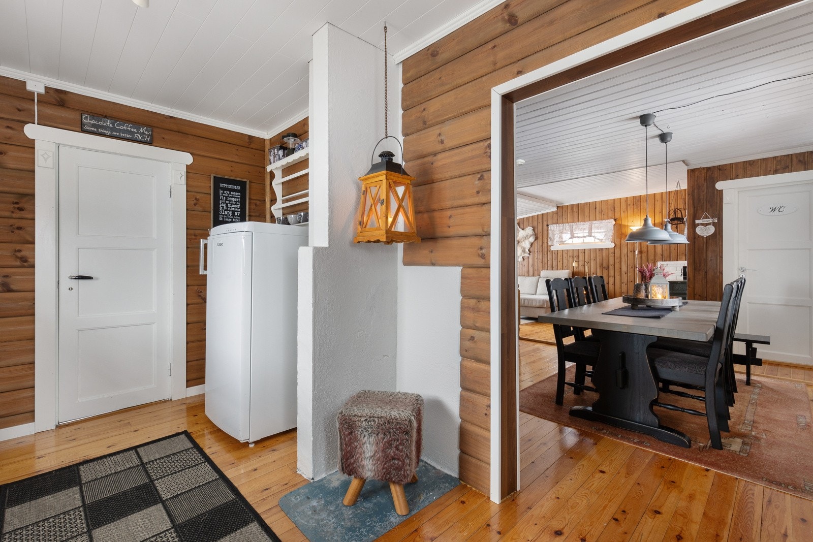 Delvis åpning mot spisestuen bidrar til sosiale soner selv ved matlaging Galleribilde