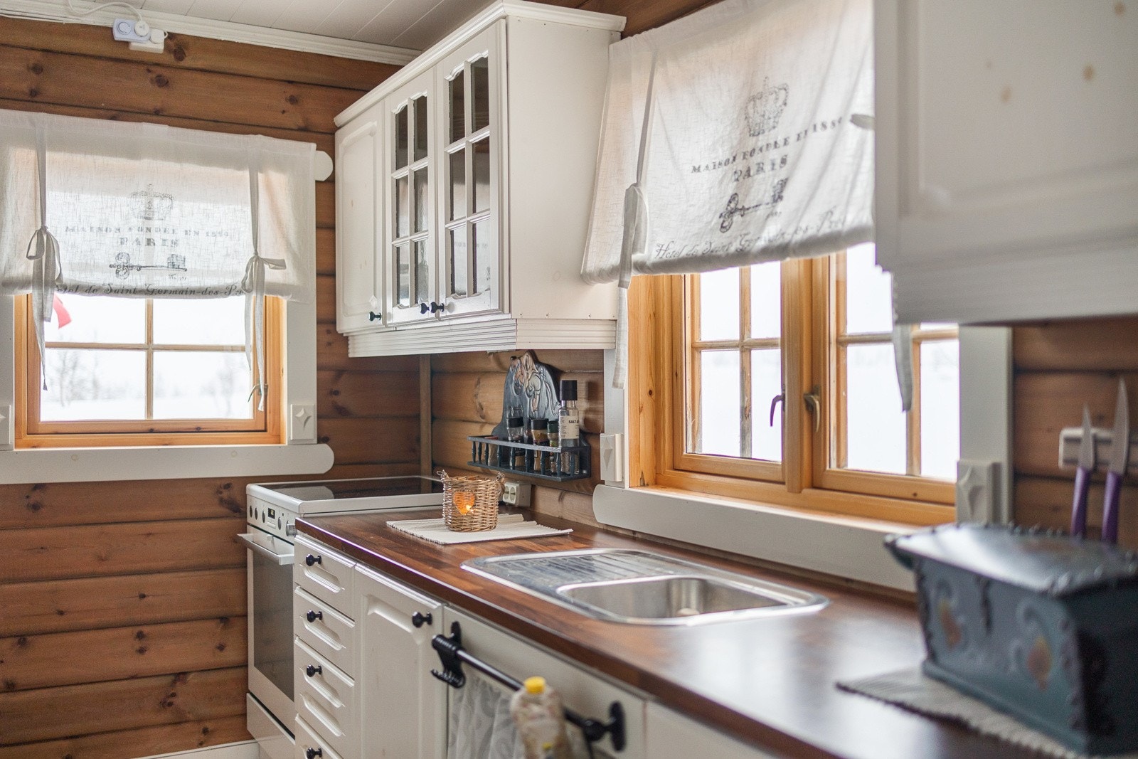 Kjøkkenet holder et tidløst preg med sine lyse fronter Galleribilde