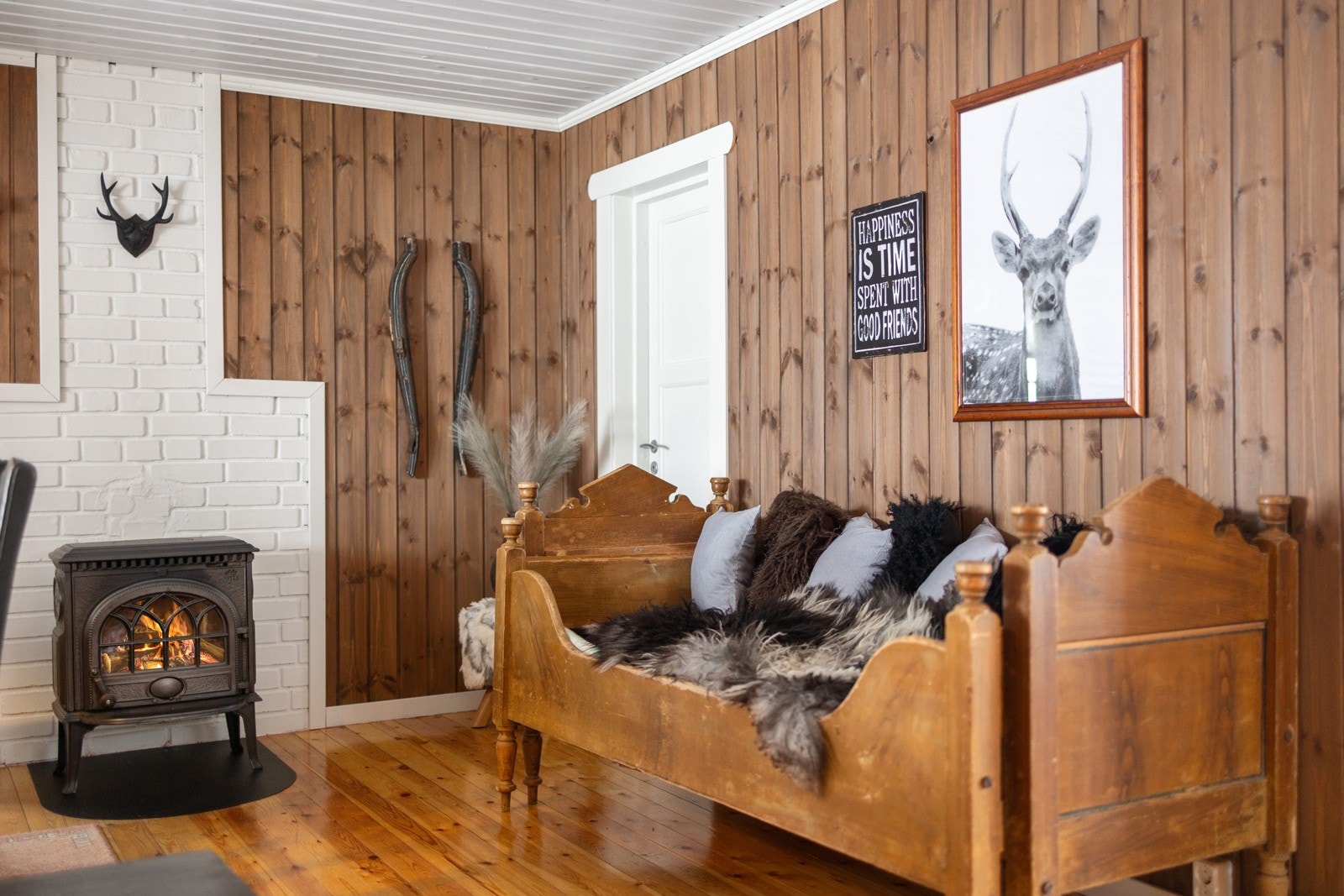 Hytten holder en jevn og godt tempratur med to peisovner Galleribilde