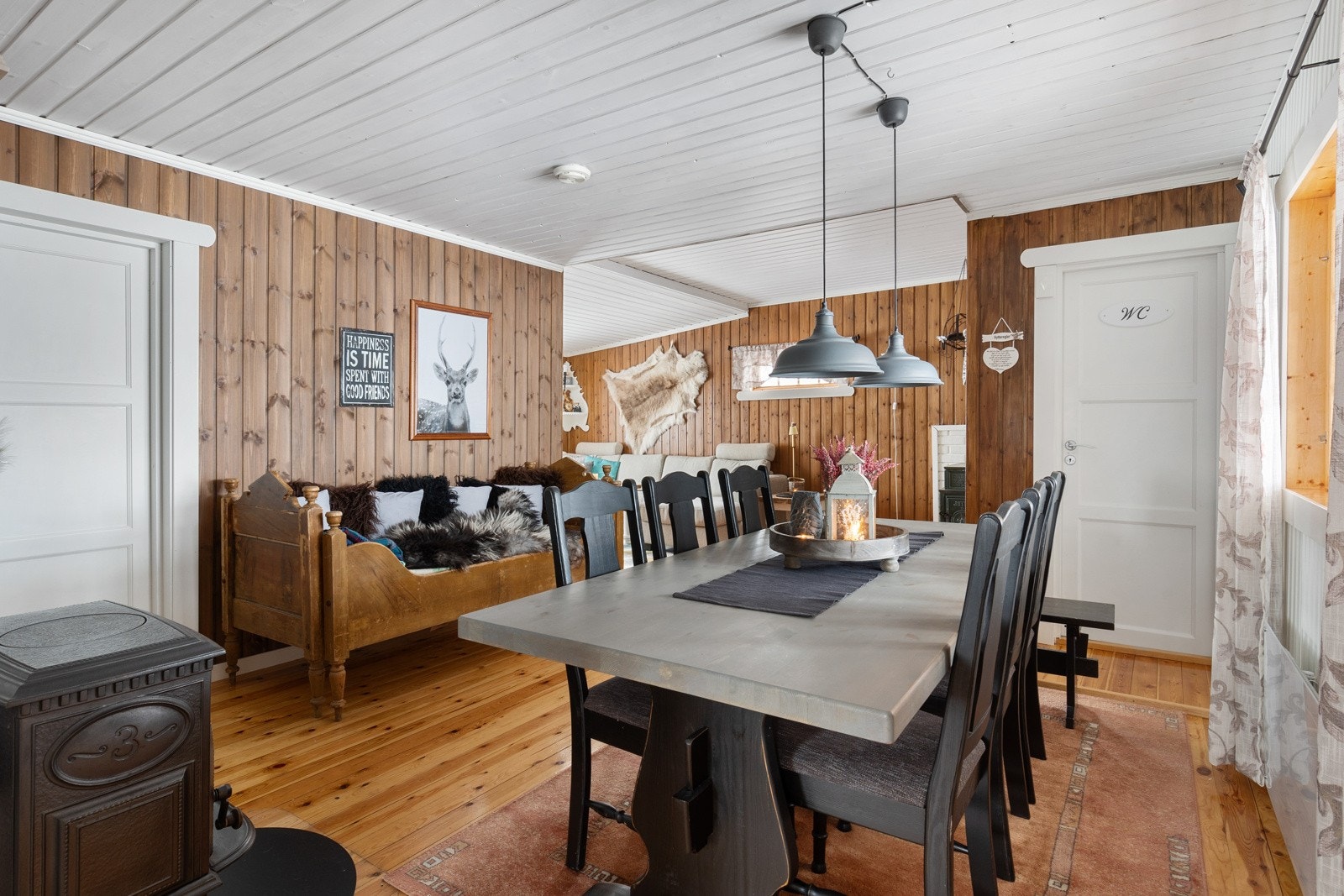 Dette er en velholdt hytte som fremstår lun og koselig Galleribilde