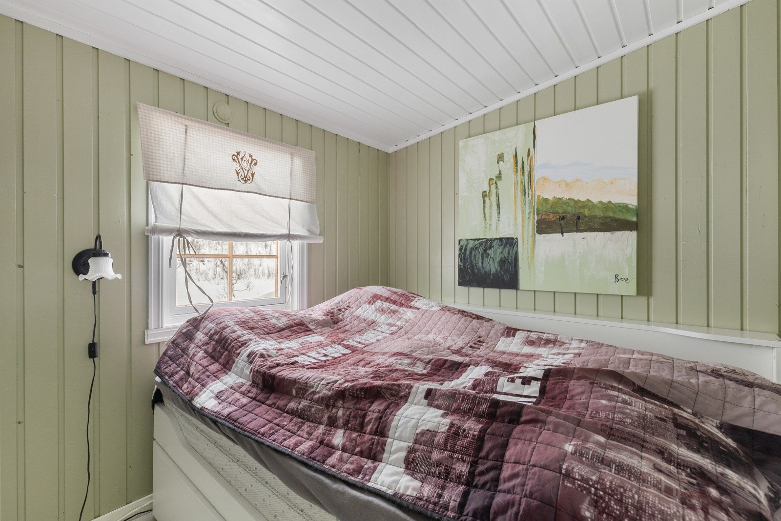 Hovedsoverommet er romslig med god plass til dobbeltseng og nattbord Galleribilde