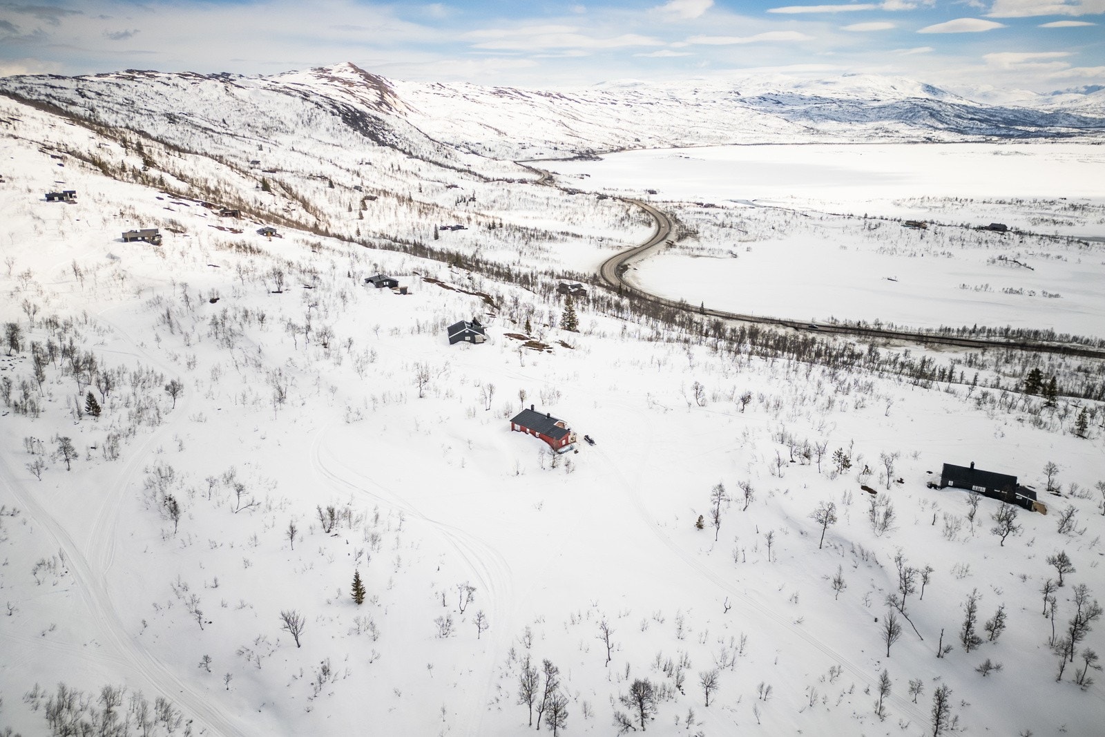 Det er en stor felles parekringsplass ved veien Galleribilde
