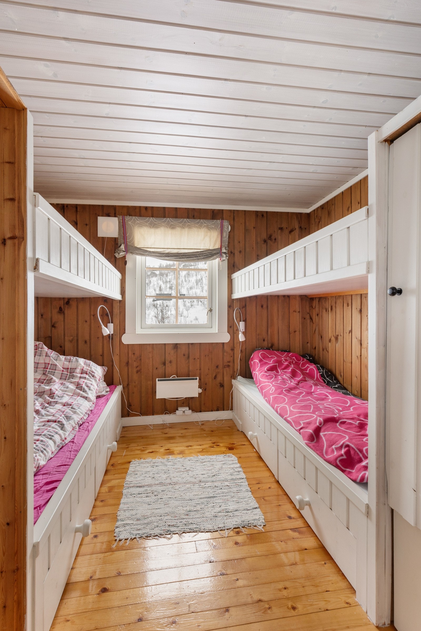 Hytten har to romslige soverom hvor det er plass til flere sengeplasser Galleribilde