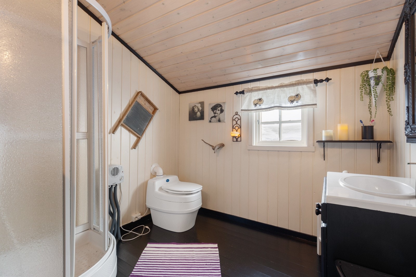 Gjennomgående for hytten er materialvalg som harmonerer godt med hverandre Galleribilde