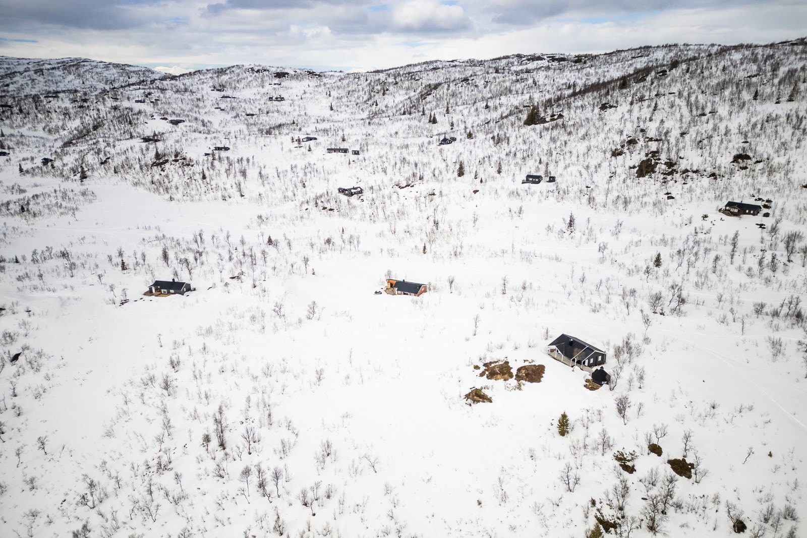 Du kan enkelt ta deg opp til hytten for fots på sommmeren og på ski på vinteren Galleribilde