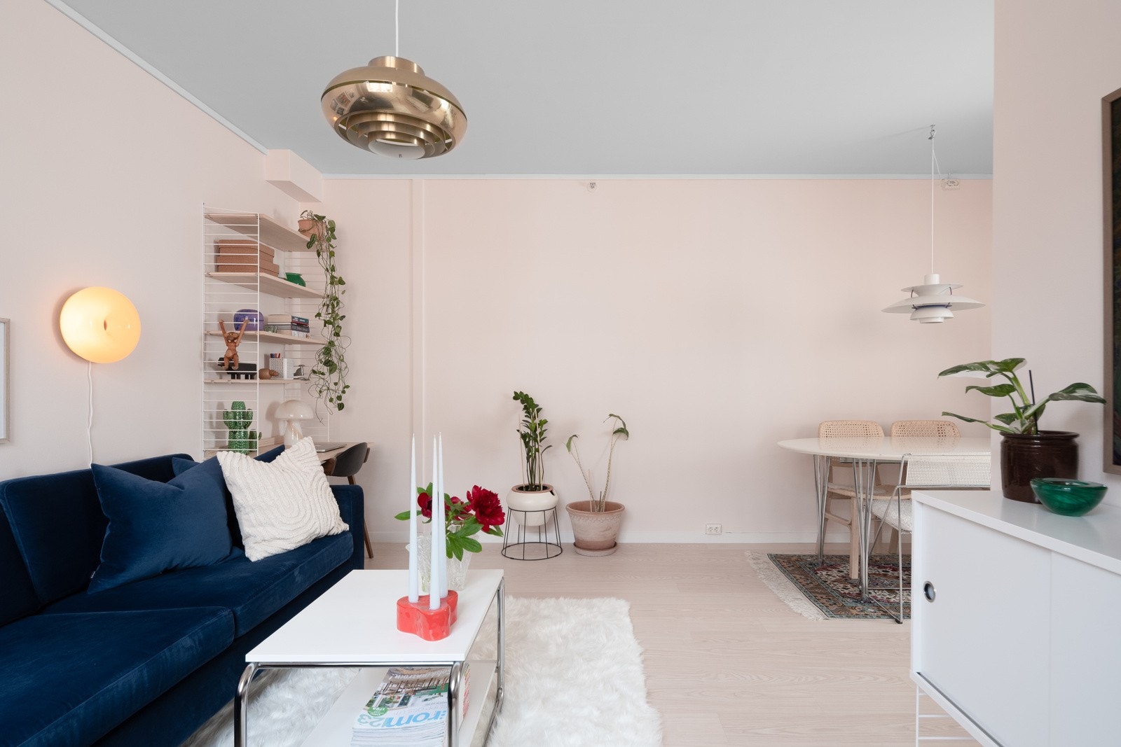 Stuen har en praktisk utforming som skaper naturlige møbleringssoner. Galleribilde