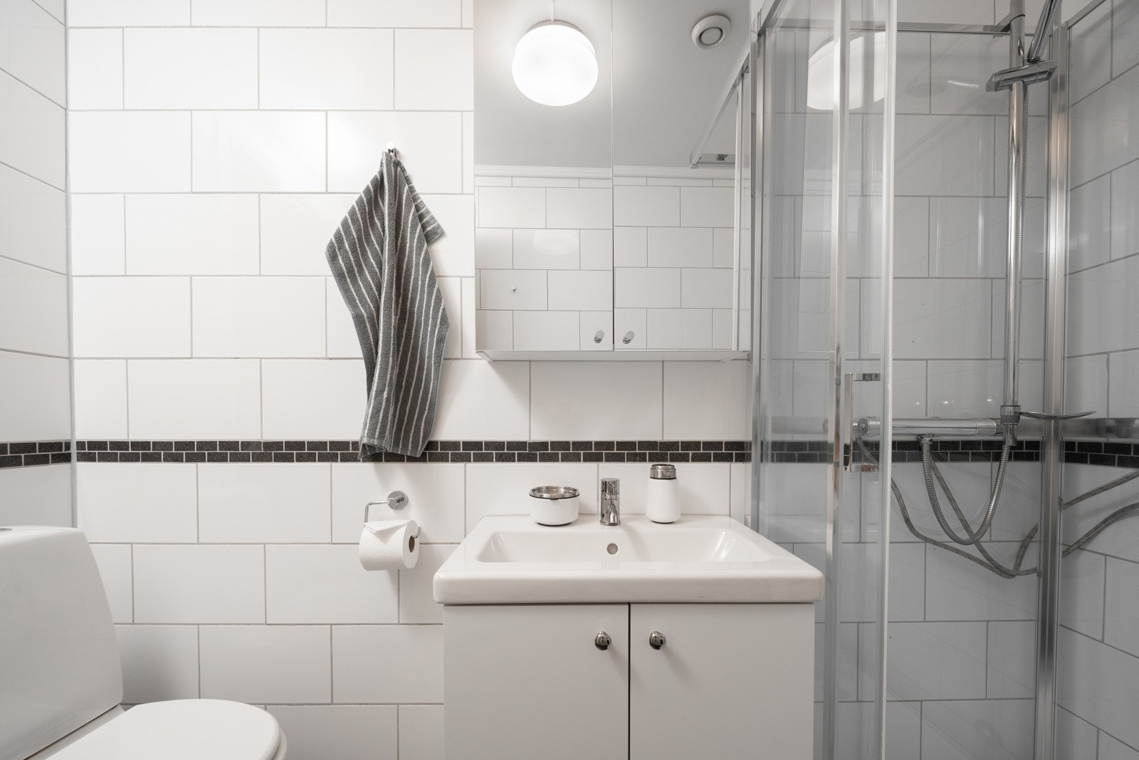 Badet har dusjkabinett, gulvstående toalett og en klassisk innredning. Galleribilde