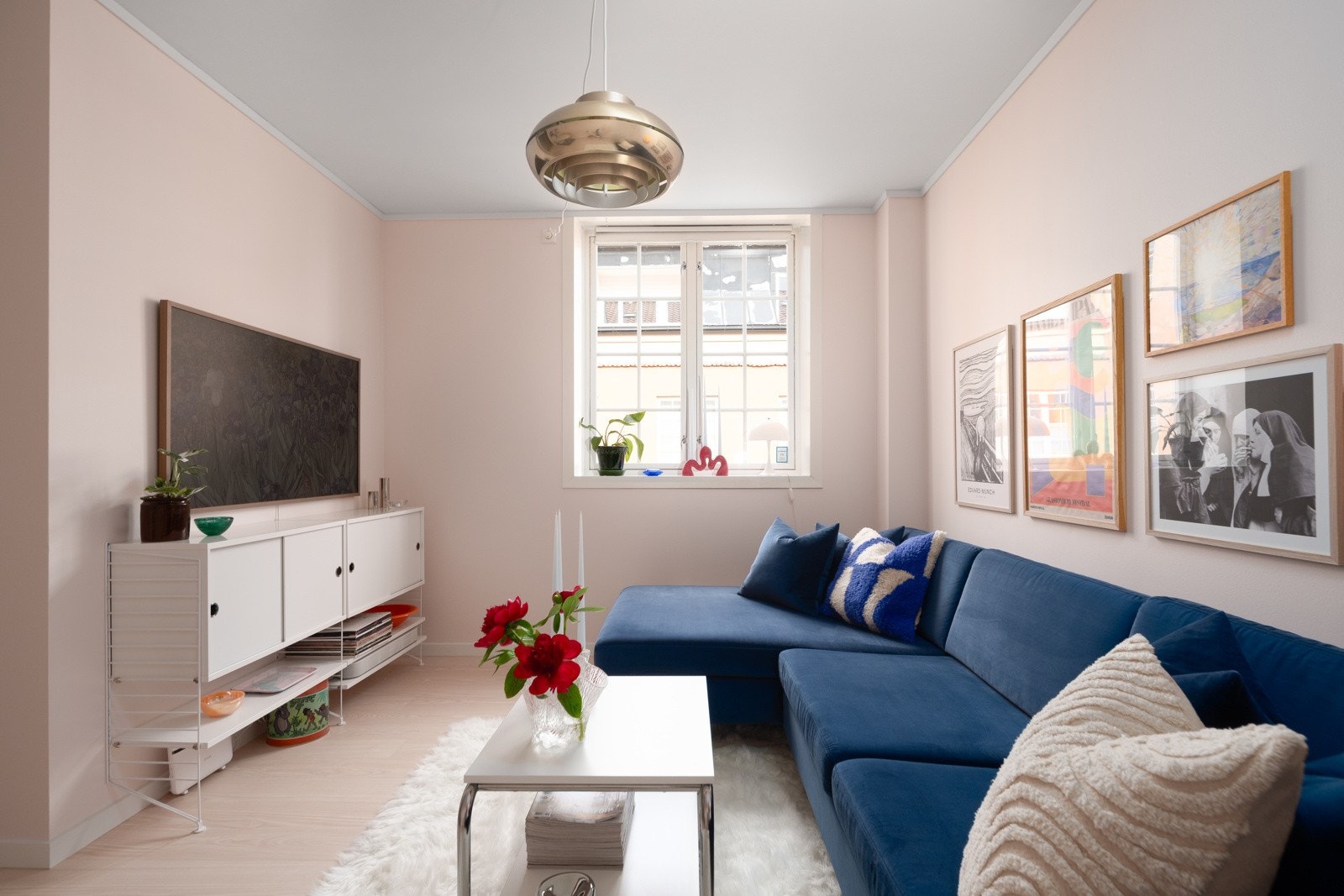 Leiligheten er lys og luftig. Her er det malt i behagelige farger. Galleribilde