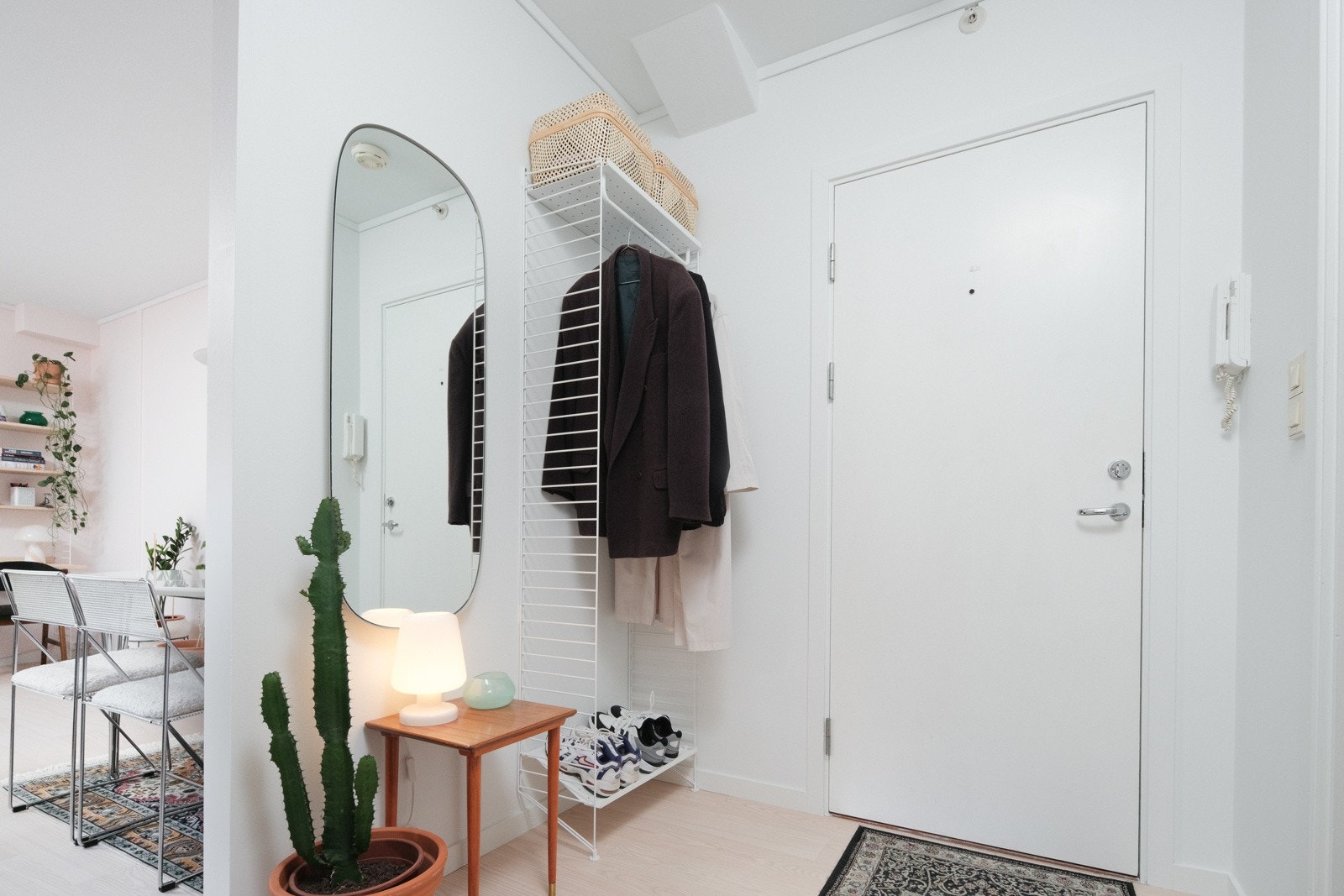 Det er god plass til å henge fra seg yttertøy i entréen. Galleribilde