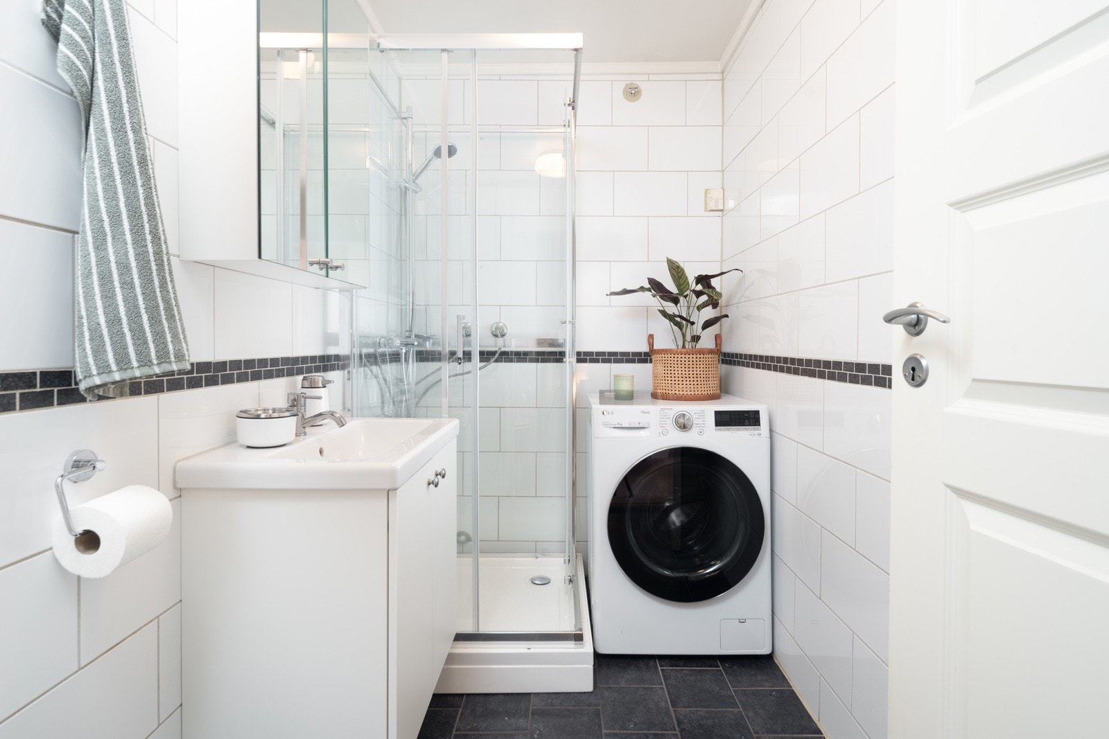 Romslig bad med opplegg til vaskemaskin. Galleribilde
