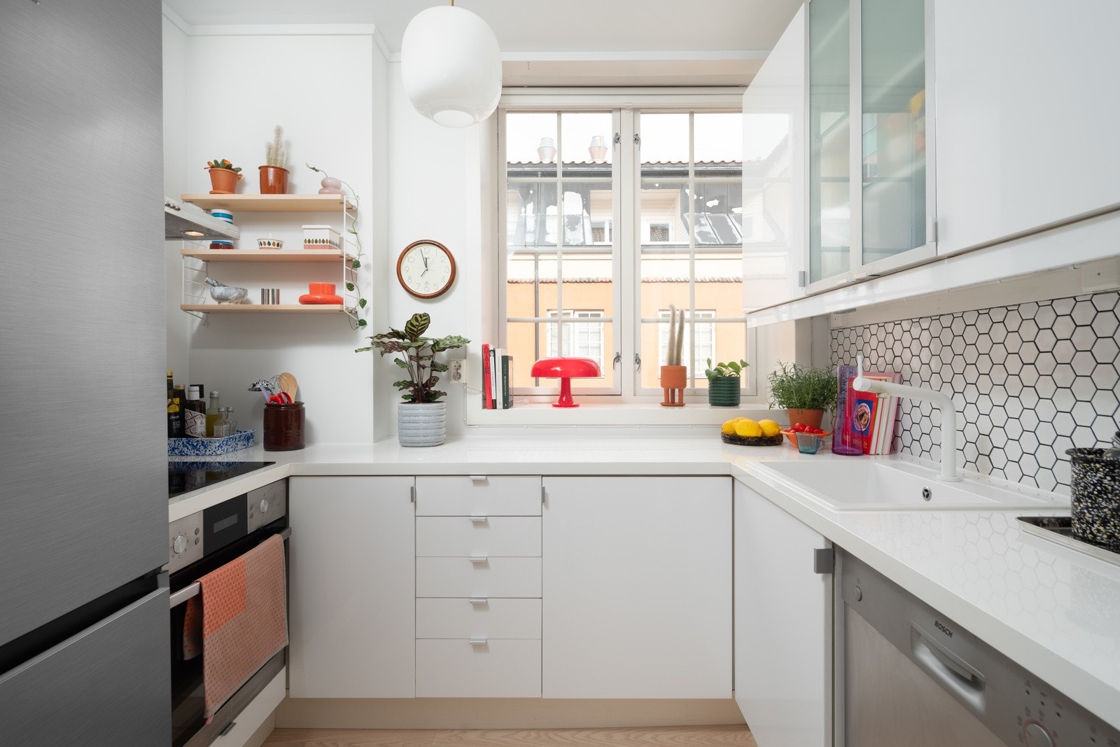 Lyst kjøkken av merket IKEA fra 2017. Galleribilde