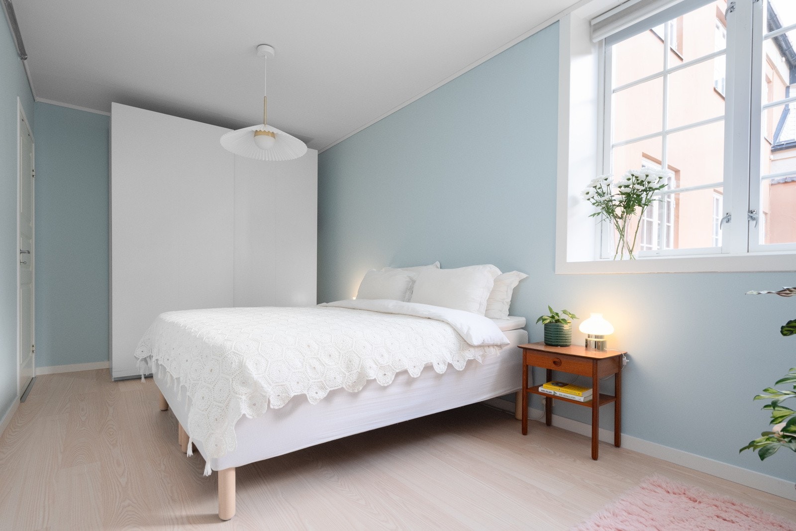 Rommet er malt i en dus og behagelig farge. Galleribilde