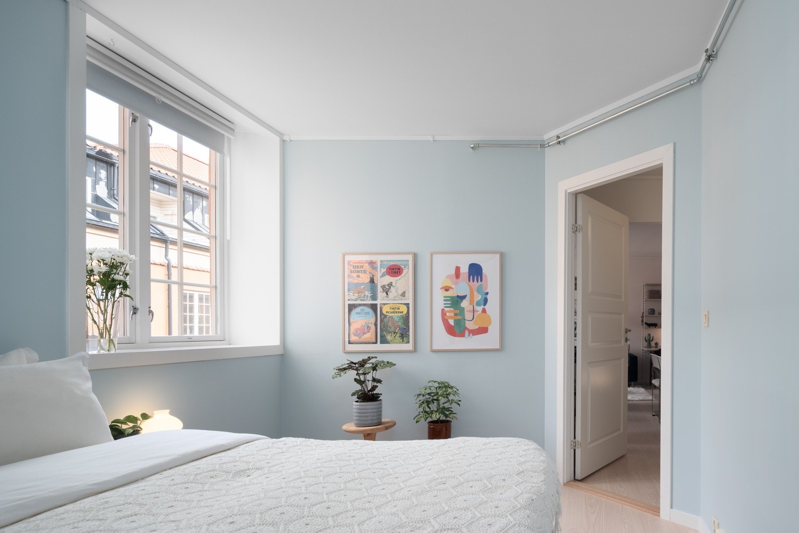 Soverommet er av god størrelse. Her er det plass til både garderobeløsning, dobbeltseng og evt. arbeidsbord. Galleribilde