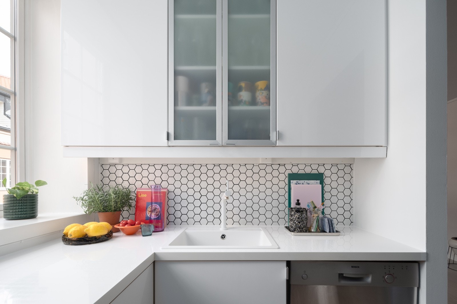 Kjøkkenets utforming gir godt med lagringsplass i skuffer og skap. Galleribilde