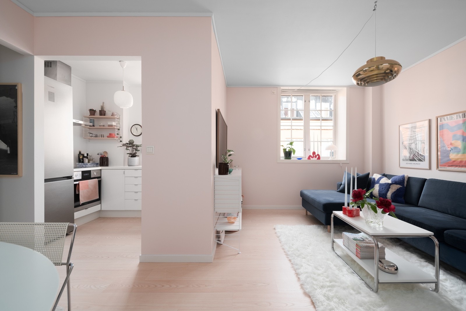 Kjøkkenet ligger delvis tilbaketrukket fra stuen, i et eget rom. Galleribilde