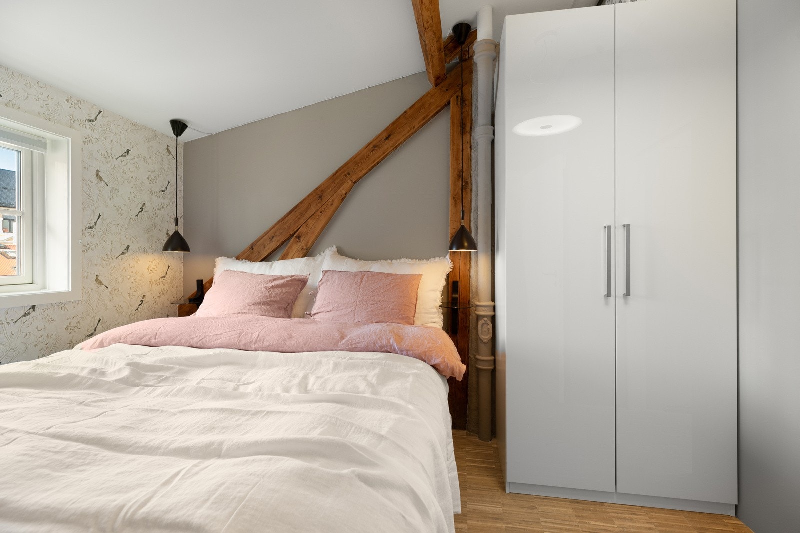 Luftig soverom I med garderobeskap Galleribilde