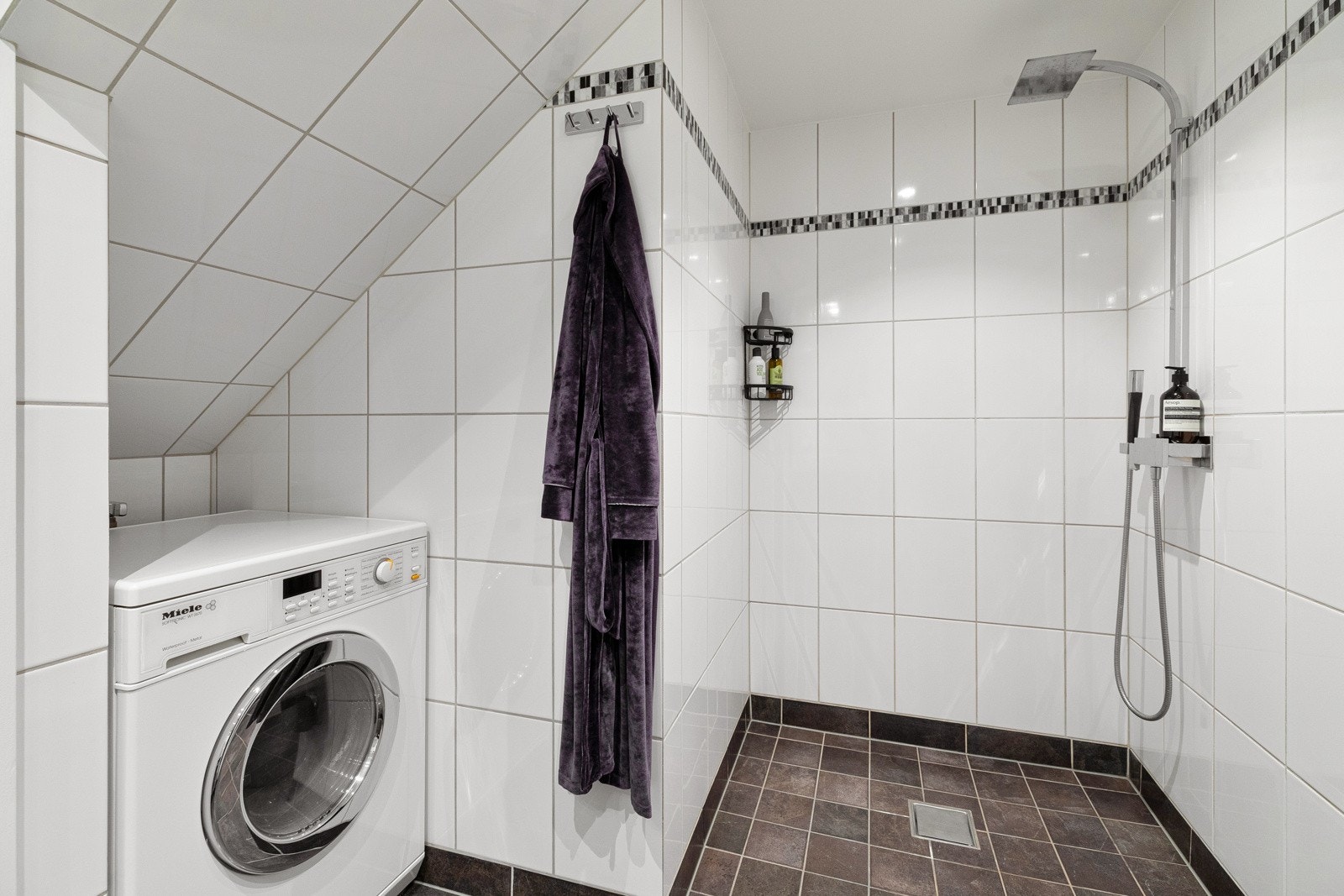 Termostatstyrt dusjbatteri i krom med både hånd- og regnfallsdusj Galleribilde