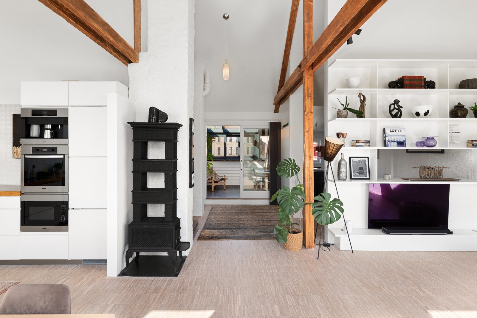 Sjarmerende støpejernsovn fremstår som et smykke i rommet Galleribilde