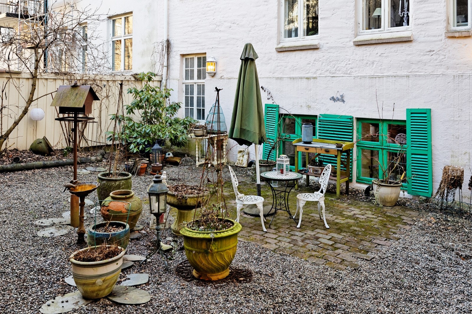 Opparbeidet bakgård med hyggelige sitterupper etc. Bakgården er tidligere prisbelønnet av Obos som "Oslos koseligste bakgård". Galleribilde