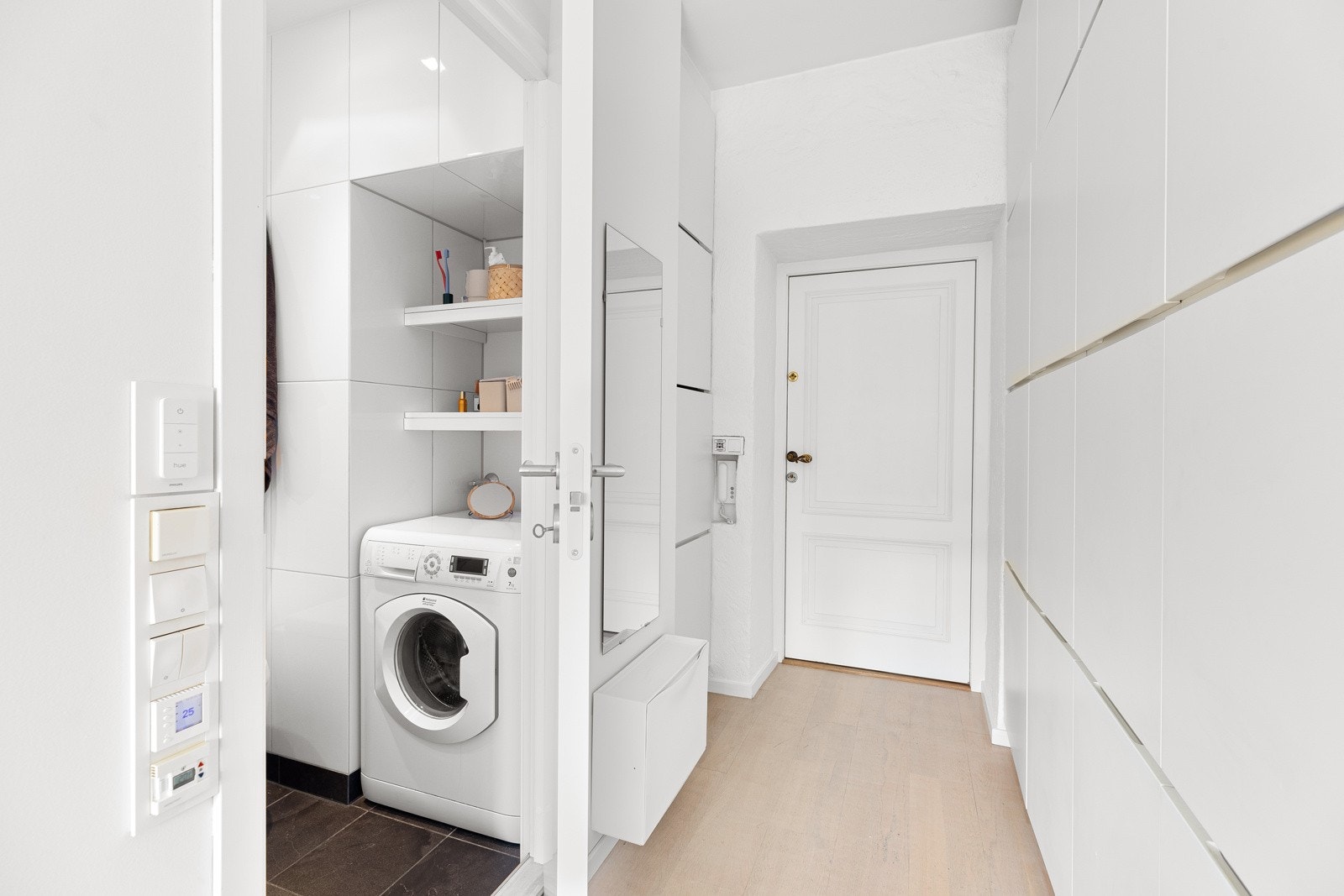 Opplegg for vaskemaskin i nisje. Badet har mekanisk avtrekksvifte. Det er boret 73 mm hull fra tilstøtende rom mot våtsonen, uten å påvise unormale forhold. Galleribilde